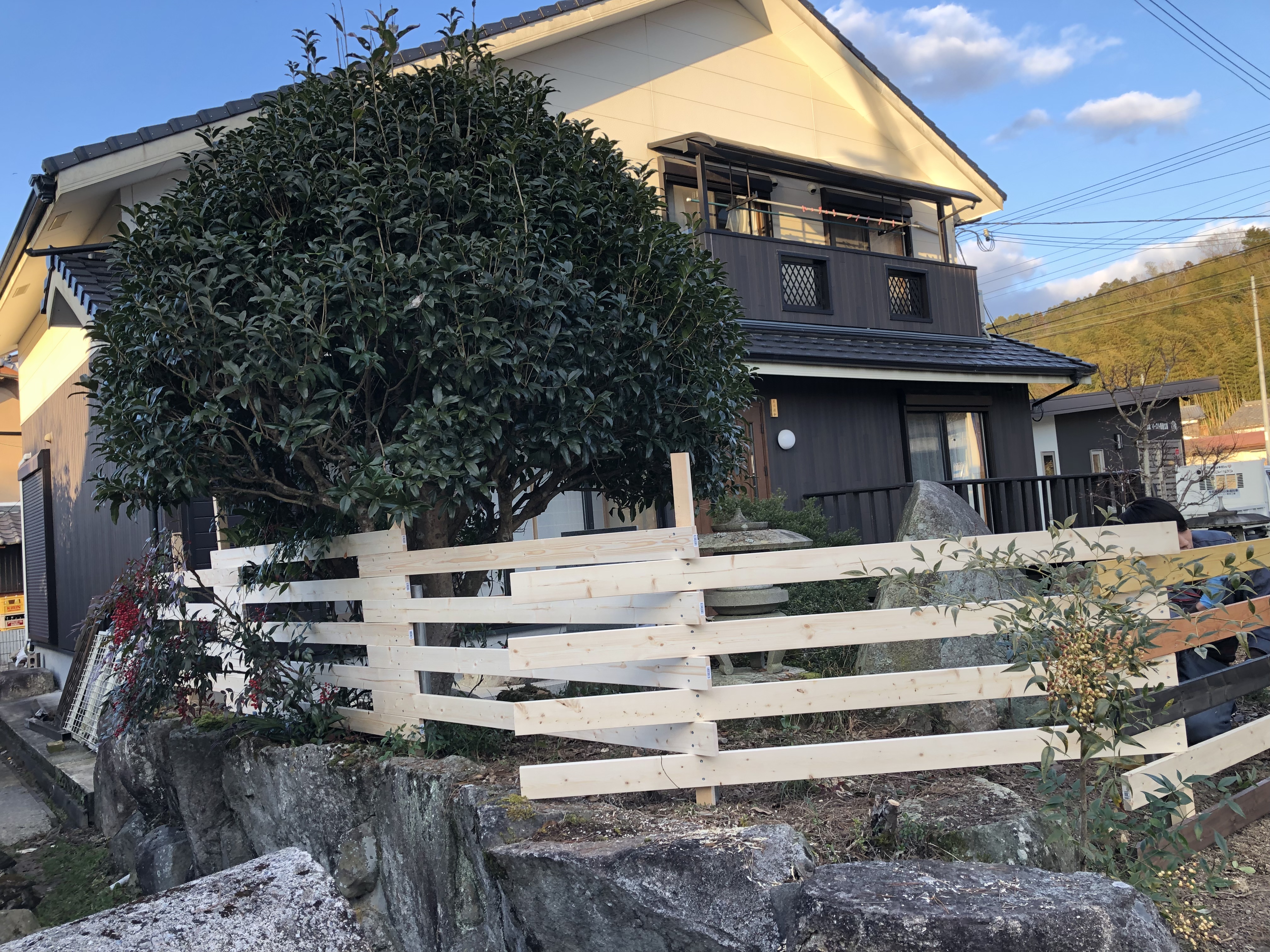手づくりフェンス 兵庫県丹波篠山市で外壁塗装や水回りリフォーム 解体工事なら 有 イースト環境工業